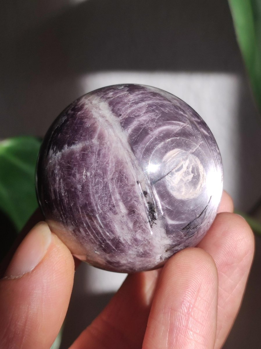 Lepidolith / Purple Mica Glimmer Effekt - Edelstein Kugel lila Natur Heilstein Deko Sphere Kristall Geschenk Er Sie Haus Sammler Rarität - Art of Nature Berlin