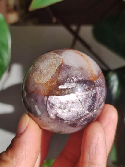 Lepidolith / Purple Mica Glimmer Effekt - Edelstein Kugel lila Natur Heilstein Deko Sphere Kristall Geschenk Er Sie Haus Sammler Rarität - Art of Nature Berlin