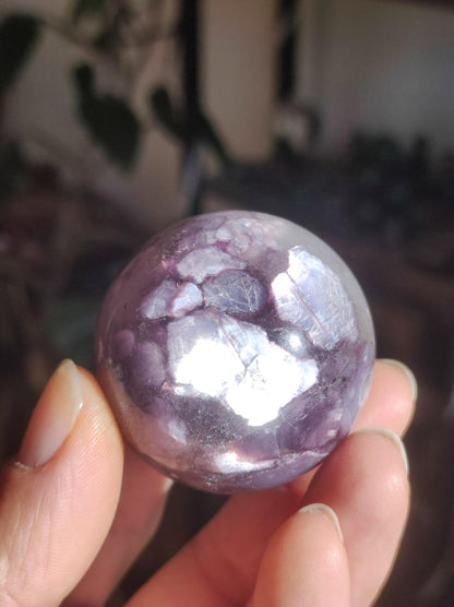 Lepidolith / Purple Mica Glimmer Effekt - Edelstein Kugel lila Natur Heilstein Deko Sphere Kristall Geschenk Er Sie Haus Sammler Rarität - Art of Nature Berlin