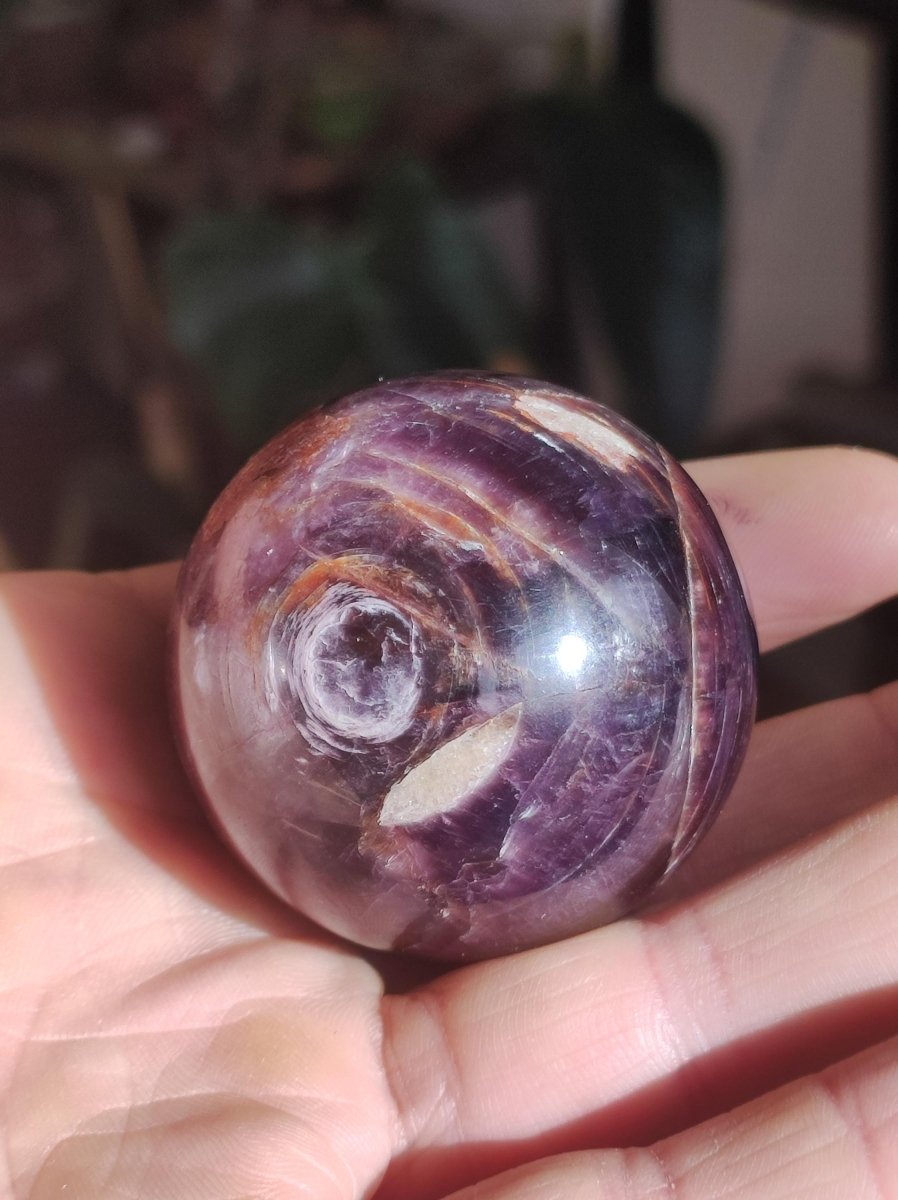 Lepidolith / Purple Mica Glimmer Effekt - Edelstein Kugel lila Natur Heilstein Deko Sphere Kristall Geschenk Er Sie Haus Sammler Rarität - Art of Nature Berlin