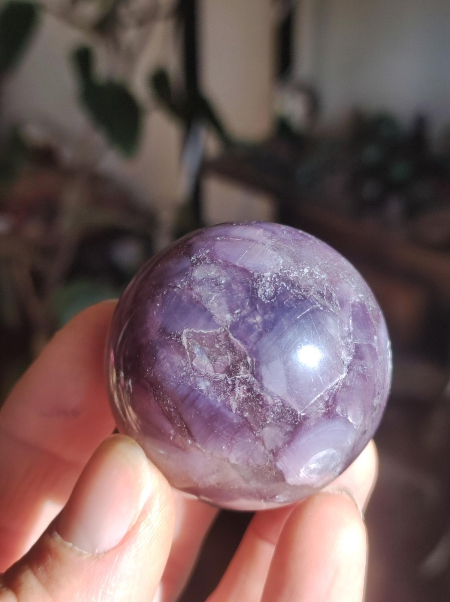 Lepidolith / Purple Mica Glimmer Effekt - Edelstein Kugel lila Natur Heilstein Deko Sphere Kristall Geschenk Er Sie Haus Sammler Rarität - Art of Nature Berlin