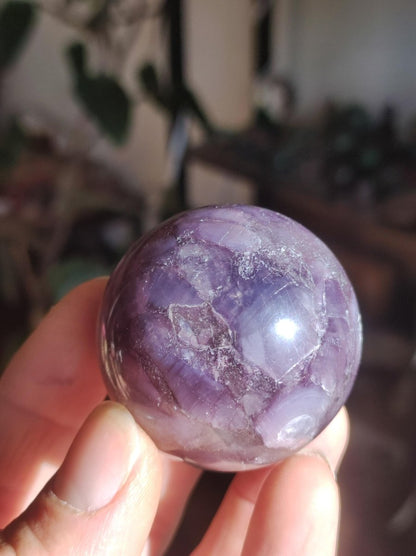 Lepidolith / Purple Mica Glimmer Effekt - Edelstein Kugel lila Natur Heilstein Deko Sphere Kristall Geschenk Er Sie Haus Sammler Rarität - Art of Nature Berlin