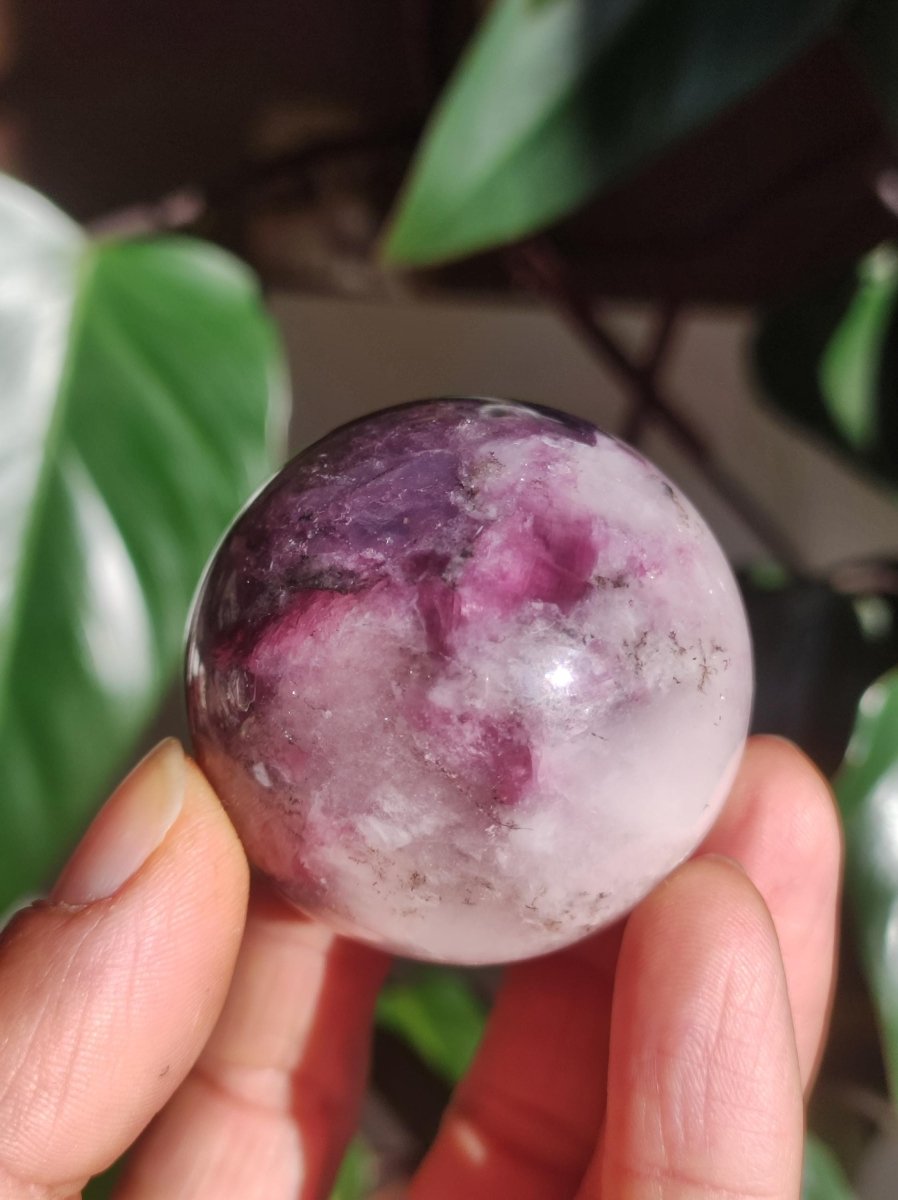 Lepidolith / Purple Mica Glimmer Effekt - Edelstein Kugel lila Natur Heilstein Deko Sphere Kristall Geschenk Er Sie Haus Sammler Rarität - Art of Nature Berlin