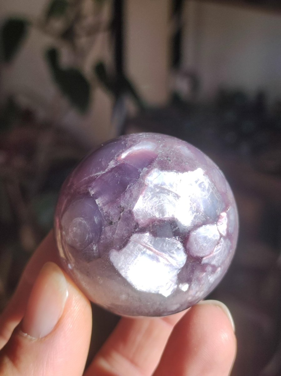 Lepidolith / Purple Mica Glimmer Effekt - Edelstein Kugel lila Natur Heilstein Deko Sphere Kristall Geschenk Er Sie Haus Sammler Rarität - Art of Nature Berlin