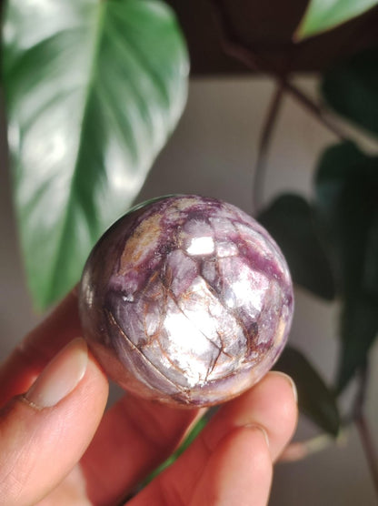 Lepidolith / Purple Mica Glimmer Effekt - Edelstein Kugel lila Natur Heilstein Deko Sphere Kristall Geschenk Er Sie Haus Sammler Rarität - Art of Nature Berlin