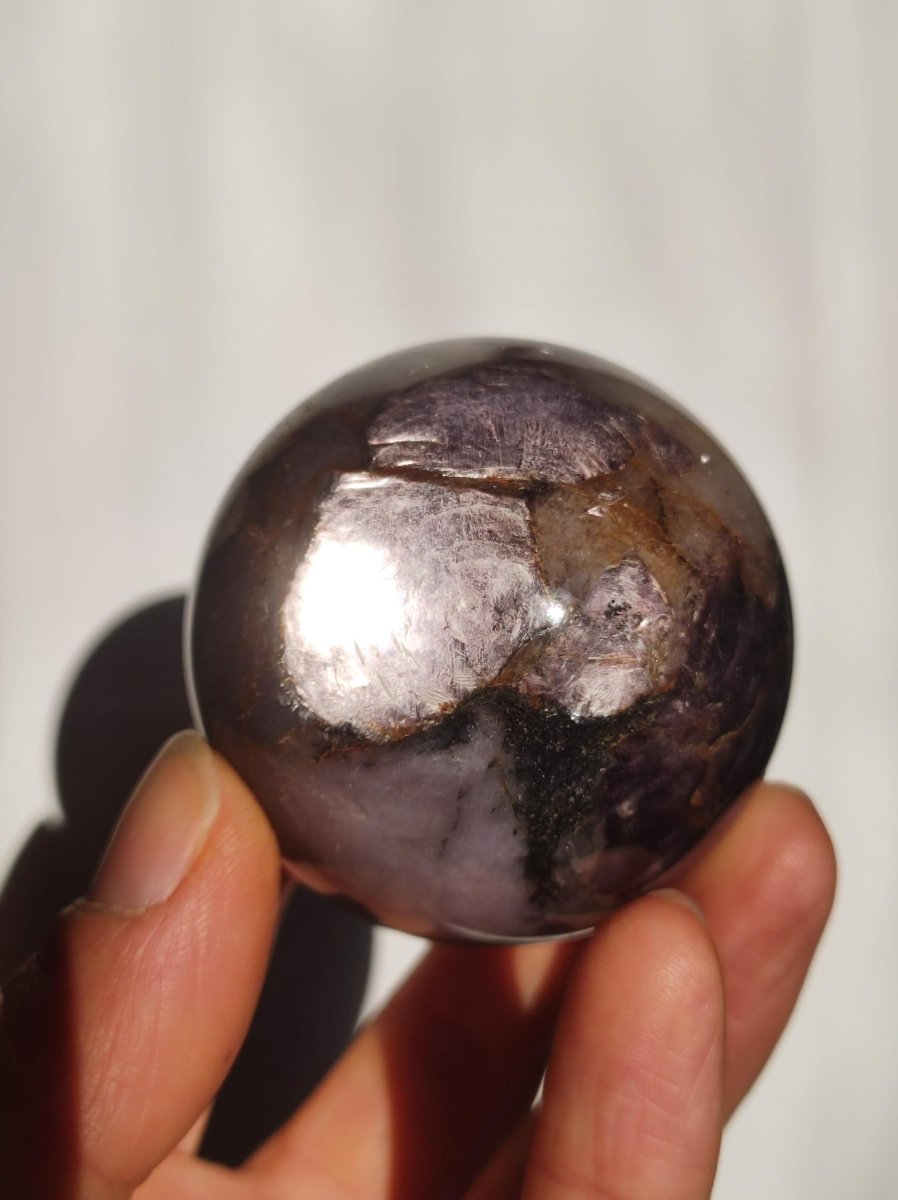 Lepidolith / Purple Mica Glimmer Effekt - Edelstein Kugel lila Natur Heilstein Deko Sphere Kristall Geschenk Er Sie Haus Sammler Rarität - Art of Nature Berlin
