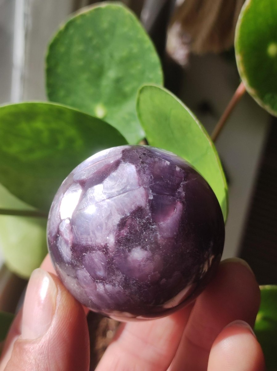 Lepidolith / Purple Mica Glimmer Effekt - Edelstein Kugel lila Natur Heilstein Deko Sphere Kristall Geschenk Er Sie Haus Sammler Rarität - Art of Nature Berlin
