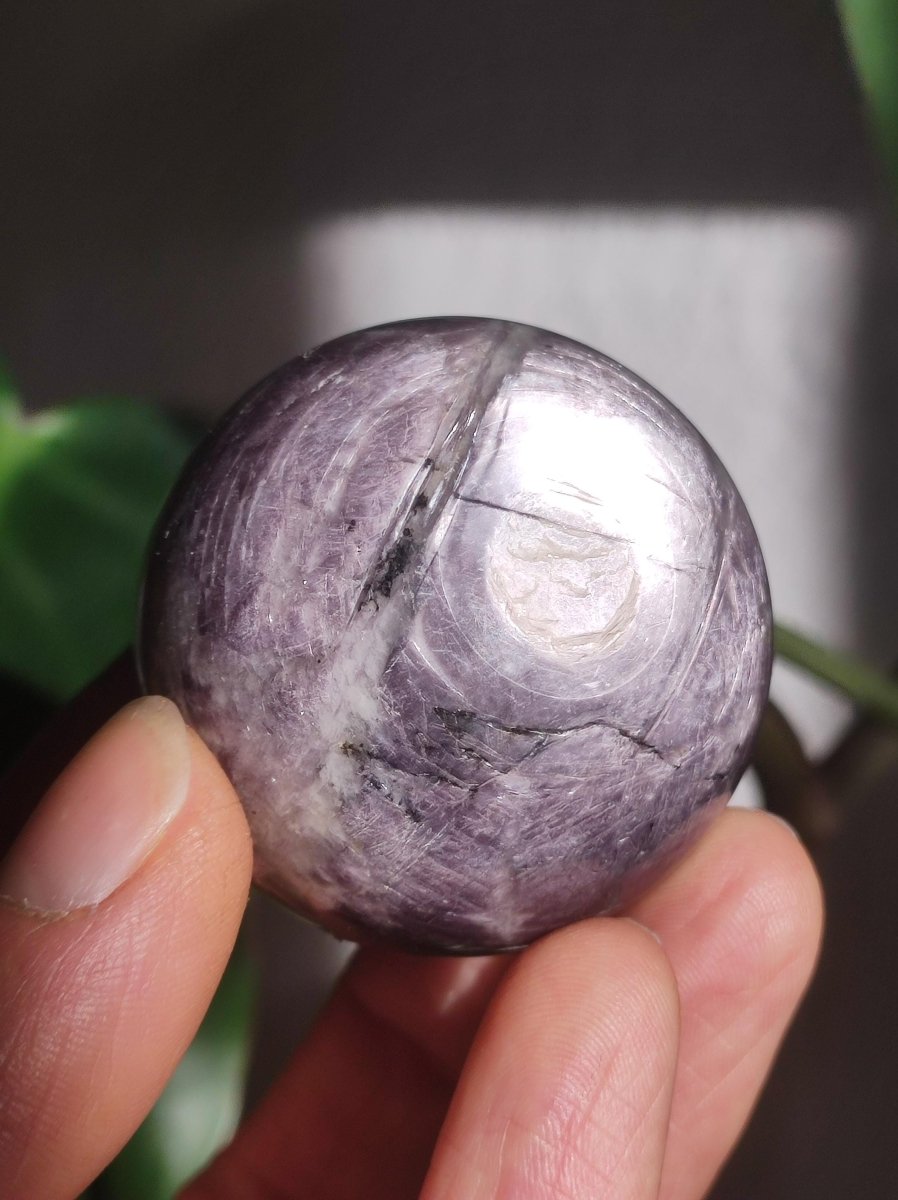 Lepidolith / Purple Mica Glimmer Effekt - Edelstein Kugel lila Natur Heilstein Deko Sphere Kristall Geschenk Er Sie Haus Sammler Rarität - Art of Nature Berlin