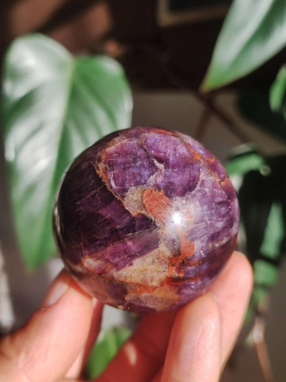 Lepidolith / Purple Mica Glimmer Effekt - Edelstein Kugel lila Natur Heilstein Deko Sphere Kristall Geschenk Er Sie Haus Sammler Rarität - Art of Nature Berlin