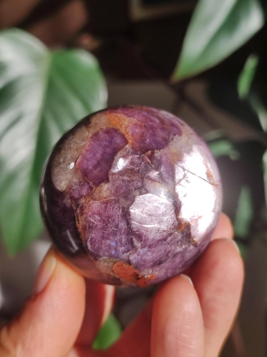 Lepidolith / Purple Mica Glimmer Effekt - Edelstein Kugel lila Natur Heilstein Deko Sphere Kristall Geschenk Er Sie Haus Sammler Rarität - Art of Nature Berlin