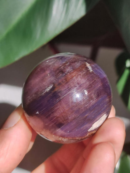 Lepidolith / Purple Mica Glimmer Effekt - Edelstein Kugel lila Natur Heilstein Deko Sphere Kristall Geschenk Er Sie Haus Sammler Rarität - Art of Nature Berlin