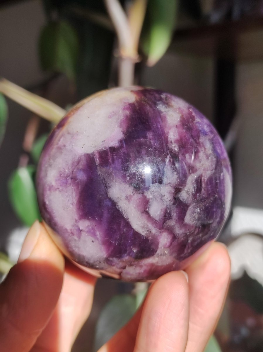 Lepidolith / Purple Mica Glimmer Effekt - Edelstein Kugel lila Natur Heilstein Deko Sphere Kristall Geschenk Er Sie Haus Sammler Rarität - Art of Nature Berlin