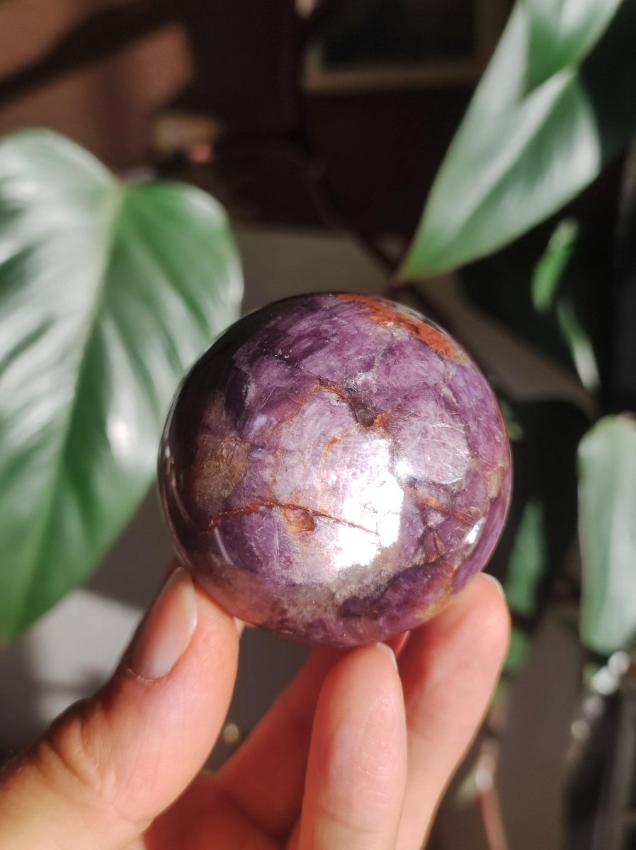 Lepidolith / Purple Mica Glimmer Effekt - Edelstein Kugel lila Natur Heilstein Deko Sphere Kristall Geschenk Er Sie Haus Sammler Rarität - Art of Nature Berlin