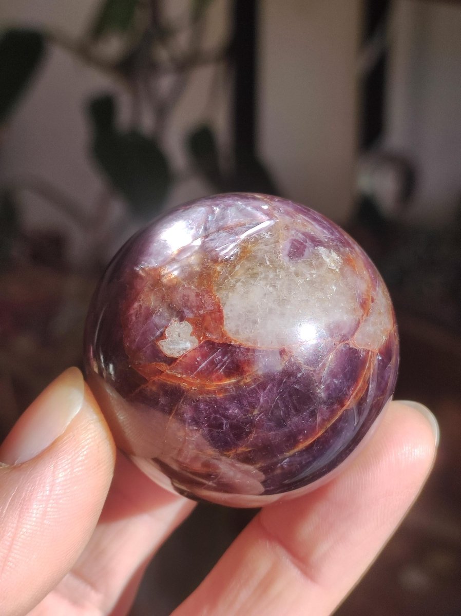 Lepidolith / Purple Mica Glimmer Effekt - Edelstein Kugel lila Natur Heilstein Deko Sphere Kristall Geschenk Er Sie Haus Sammler Rarität - Art of Nature Berlin