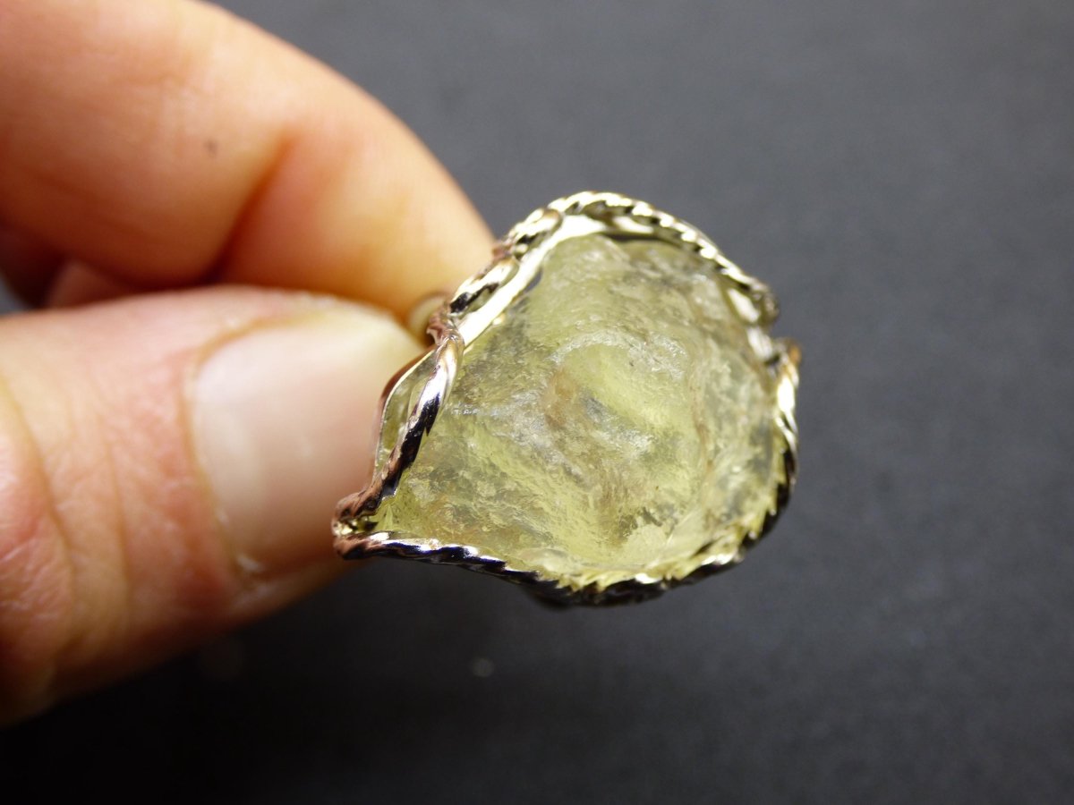Libysches Wüstenglas Libyan Desert Glass Meteorit Ring 925 Silber verstellbare Größe Edelstein Heilstein Energie Kraft Rarität Geschenk Frau - Art of Nature Berlin