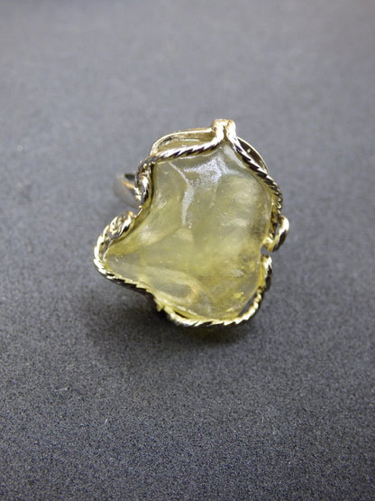 Libysches Wüstenglas Libyan Desert Glass Meteorit Ring 925 Silber verstellbare Größe Edelstein Heilstein Energie Kraft Rarität Geschenk Frau - Art of Nature Berlin