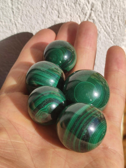 Malachit - Edelstein Kugel grün Natur Heilstein Geschenk Deko Sphere Kristall Spielkugel Meditation Geschenk Er Sie Freund Haus Energie - Art of Nature Berlin