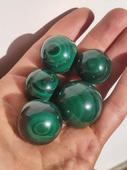 Malachit - Edelstein Kugel grün Natur Heilstein Geschenk Deko Sphere Kristall Spielkugel Meditation Geschenk Er Sie Freund Haus Energie - Art of Nature Berlin