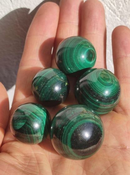 Malachit - Edelstein Kugel grün Natur Heilstein Geschenk Deko Sphere Kristall Spielkugel Meditation Geschenk Er Sie Freund Haus Energie - Art of Nature Berlin