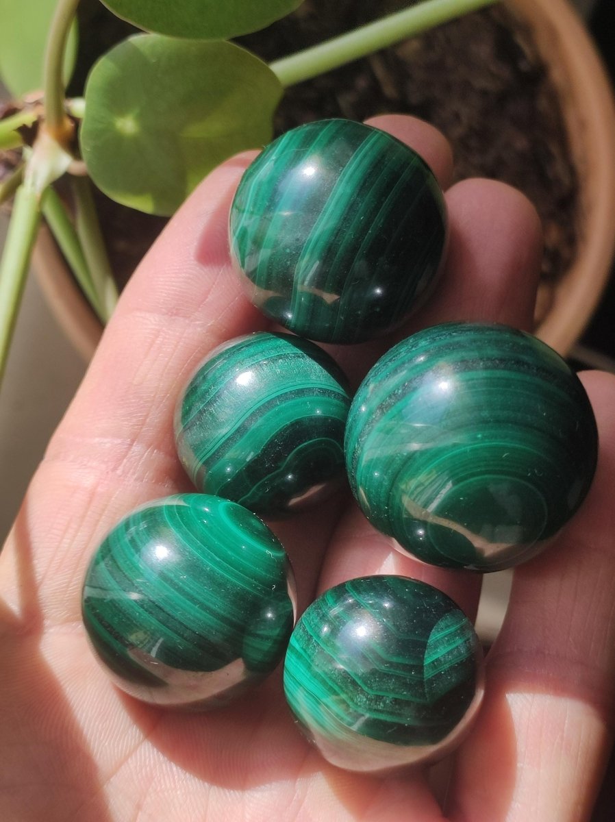 Malachit - Edelstein Kugel grün Natur Heilstein Geschenk Deko Sphere Kristall Spielkugel Meditation Geschenk Er Sie Freund Haus Energie - Art of Nature Berlin