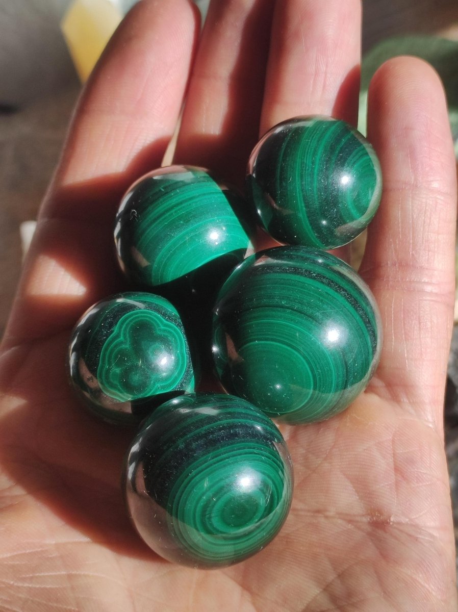 Malachit - Edelstein Kugel grün Natur Heilstein Geschenk Deko Sphere Kristall Spielkugel Meditation Geschenk Er Sie Freund Haus Energie - Art of Nature Berlin