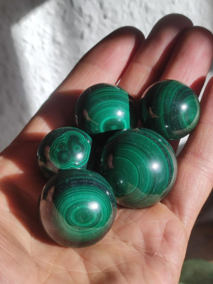 Malachit - Edelstein Kugel grün Natur Heilstein Geschenk Deko Sphere Kristall Spielkugel Meditation Geschenk Er Sie Freund Haus Energie - Art of Nature Berlin