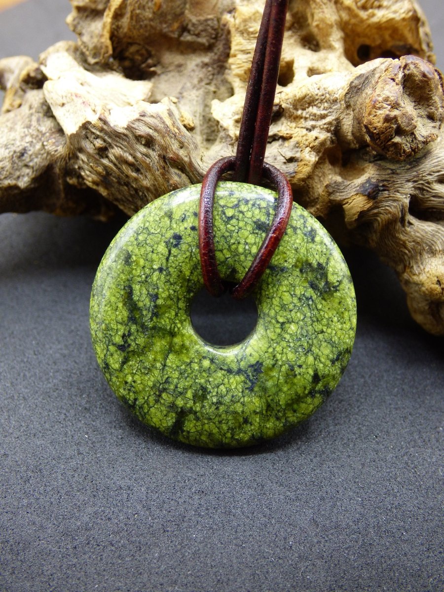 Mamba Stone (Serpentin) 30mm Donut ~ Edelstein Kette ~HIPPIE ~GOA ~Boho ~Tibet ~Ethno ~Nature ~Donut ~Schutzsymbol ~Heilstein - Art of Nature Berlin