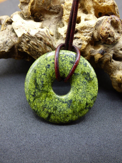 Mamba Stone (Serpentin) 30mm Donut ~ Edelstein Kette ~HIPPIE ~GOA ~Boho ~Tibet ~Ethno ~Nature ~Donut ~Schutzsymbol ~Heilstein - Art of Nature Berlin