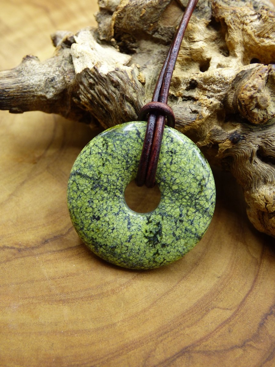 Mamba Stone (Serpentin) 30mm Donut ~ Edelstein Kette ~HIPPIE ~GOA ~Boho ~Tibet ~Ethno ~Nature ~Donut ~Schutzsymbol ~Heilstein - Art of Nature Berlin