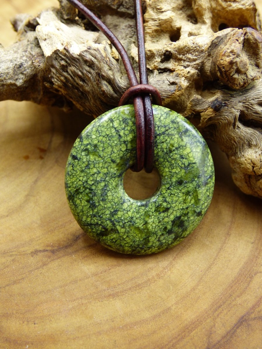 Mamba Stone (Serpentin) 30mm Donut ~ Edelstein Kette ~HIPPIE ~GOA ~Boho ~Tibet ~Ethno ~Nature ~Donut ~Schutzsymbol ~Heilstein - Art of Nature Berlin