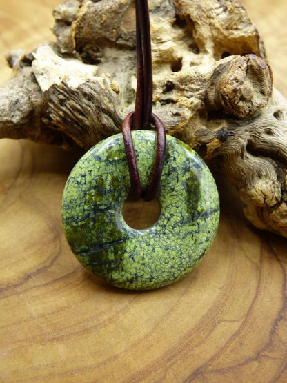 Mamba Stone (Serpentin) 30mm Donut ~ Edelstein Kette ~HIPPIE ~GOA ~Boho ~Tibet ~Ethno ~Nature ~Donut ~Schutzsymbol ~Heilstein - Art of Nature Berlin