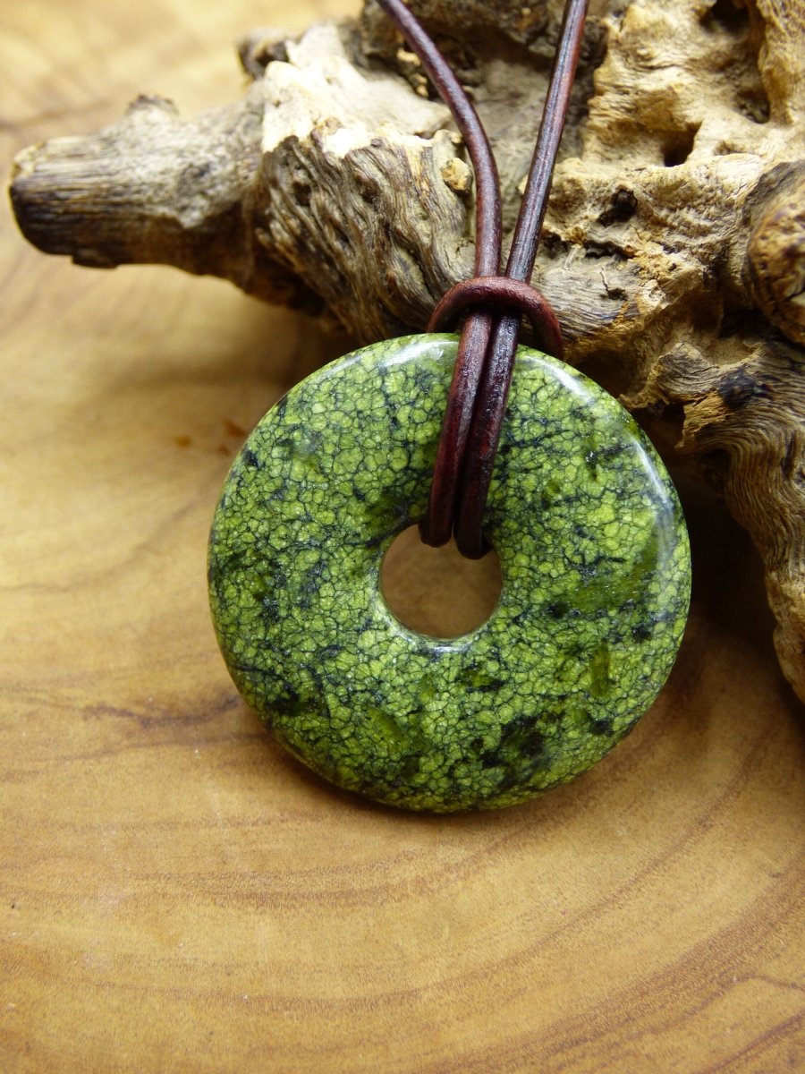 Mamba Stone (Serpentin) 30mm Donut ~ Edelstein Kette ~HIPPIE ~GOA ~Boho ~Tibet ~Ethno ~Nature ~Donut ~Schutzsymbol ~Heilstein - Art of Nature Berlin