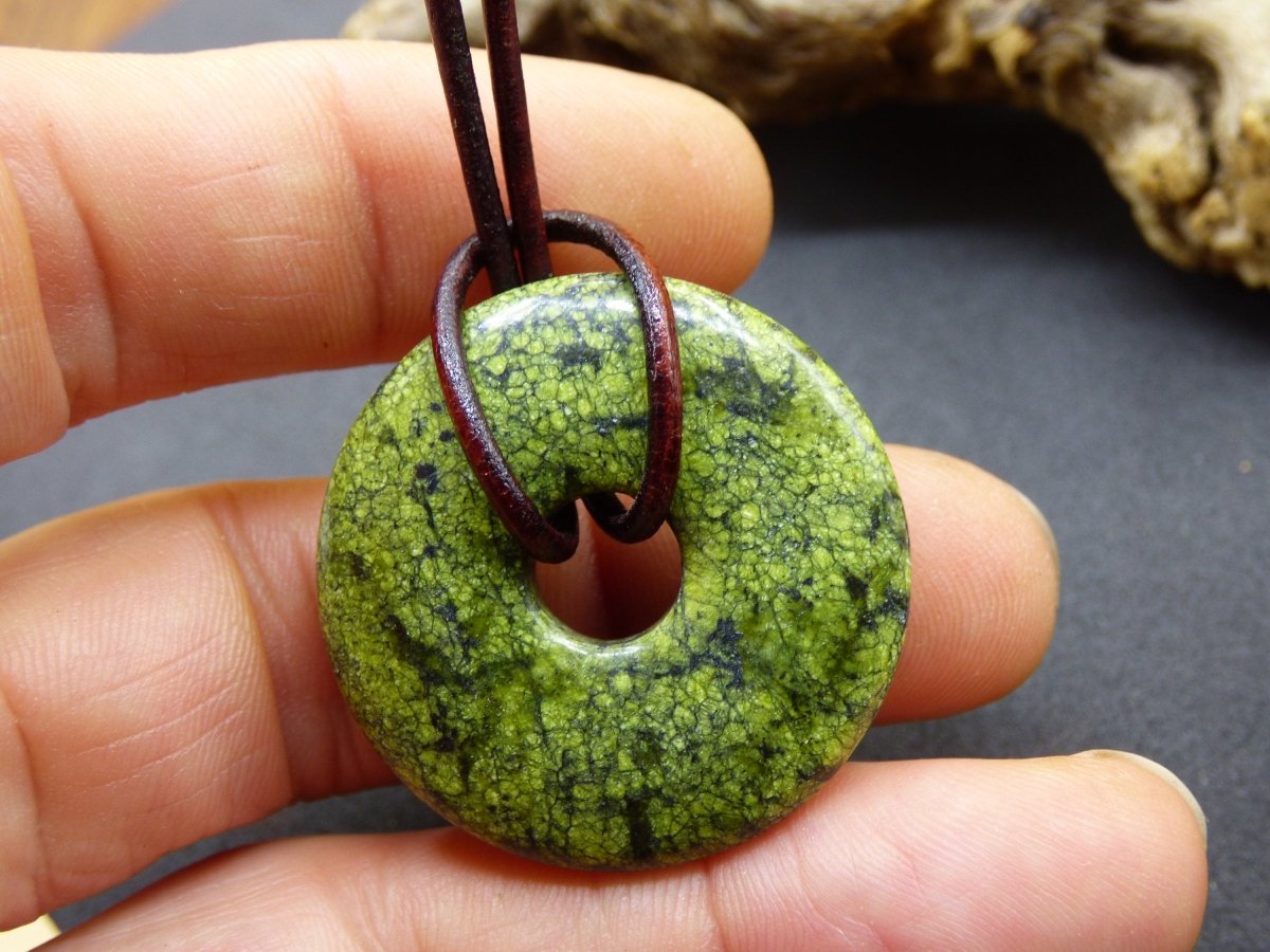 Mamba Stone (Serpentin) 30mm Donut ~ Edelstein Kette ~HIPPIE ~GOA ~Boho ~Tibet ~Ethno ~Nature ~Donut ~Schutzsymbol ~Heilstein - Art of Nature Berlin