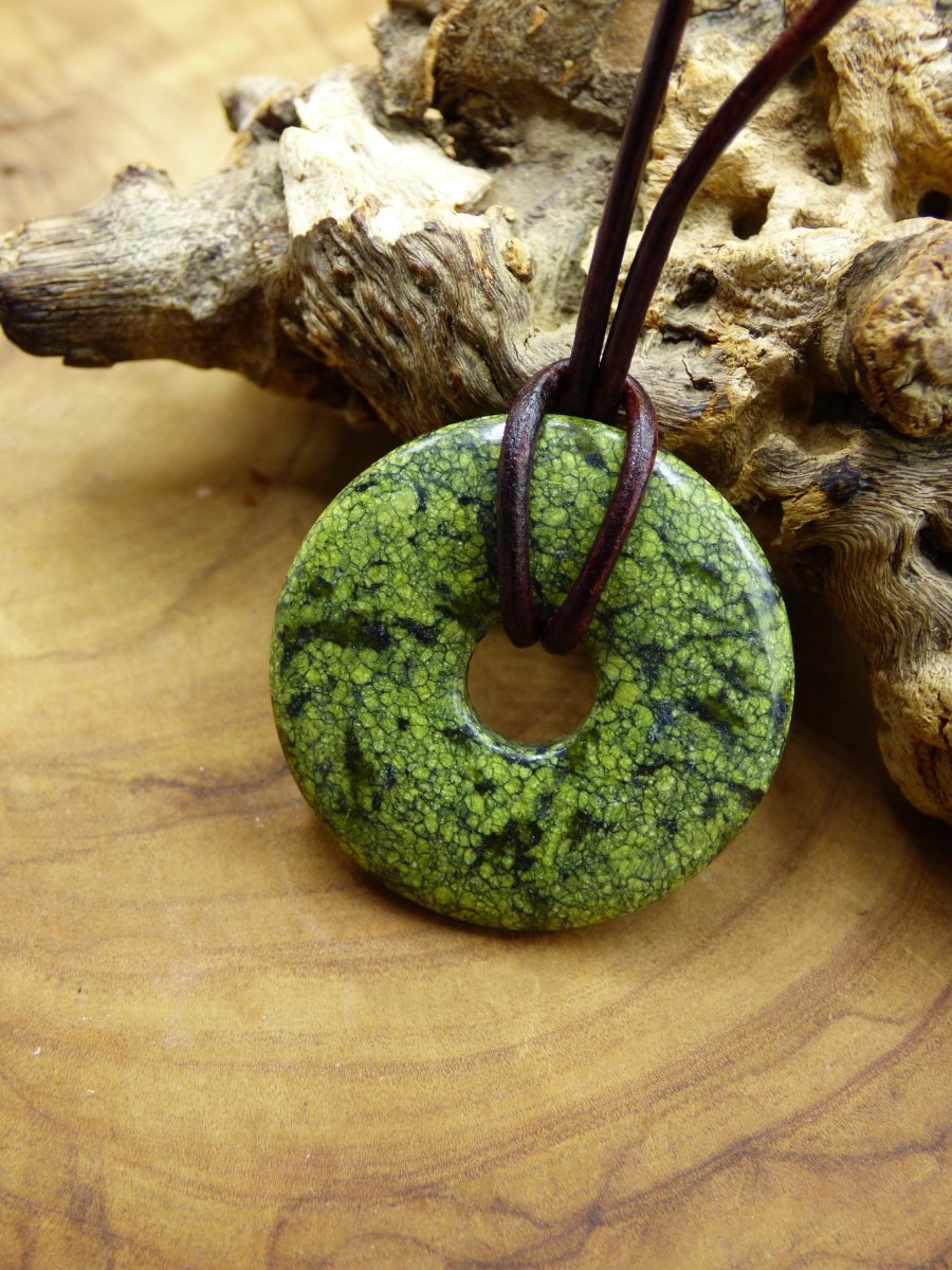 Mamba Stone (Serpentin) 30mm Donut ~ Edelstein Kette ~HIPPIE ~GOA ~Boho ~Tibet ~Ethno ~Nature ~Donut ~Schutzsymbol ~Heilstein - Art of Nature Berlin