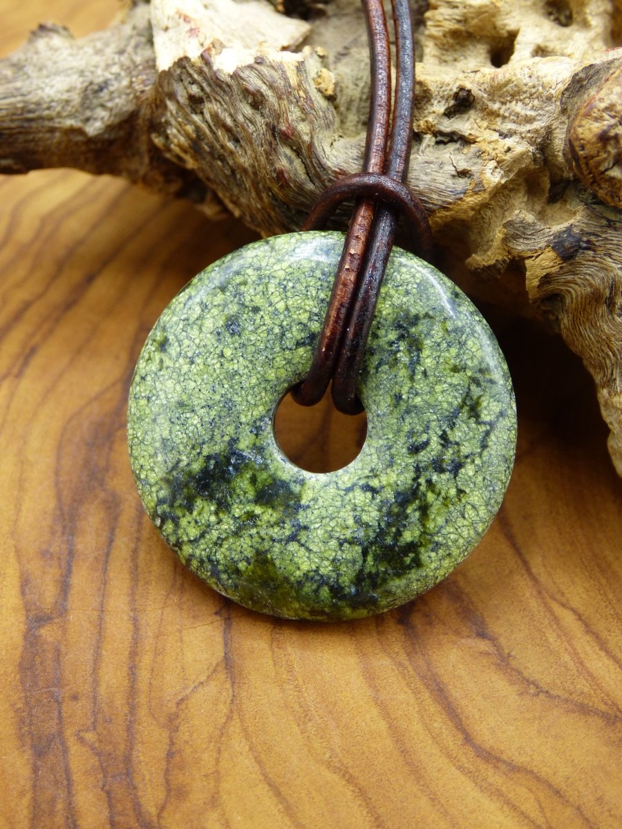 Mamba Stone (Serpentin) 30mm Donut ~ Edelstein Kette ~HIPPIE ~GOA ~Boho ~Tibet ~Ethno ~Nature ~Donut ~Schutzsymbol ~Heilstein - Art of Nature Berlin