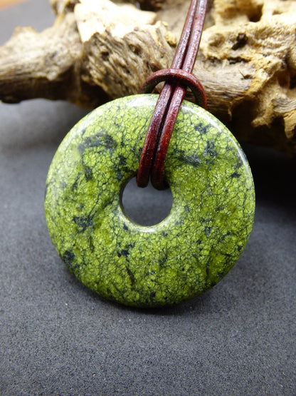 Mamba Stone (Serpentin) 30mm Donut ~ Edelstein Kette ~HIPPIE ~GOA ~Boho ~Tibet ~Ethno ~Nature ~Donut ~Schutzsymbol ~Heilstein - Art of Nature Berlin