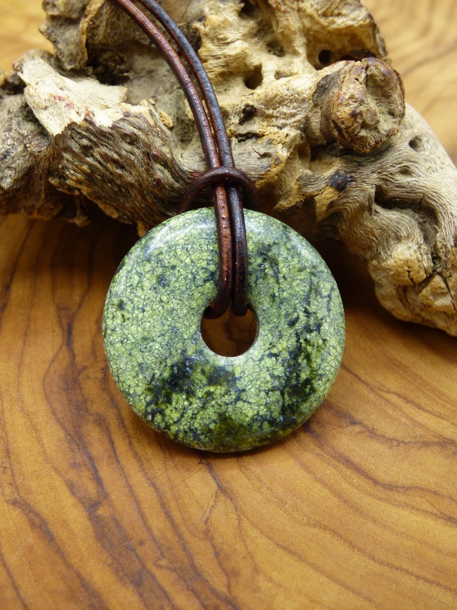 Mamba Stone (Serpentin) 30mm Donut ~ Edelstein Kette ~HIPPIE ~GOA ~Boho ~Tibet ~Ethno ~Nature ~Donut ~Schutzsymbol ~Heilstein - Art of Nature Berlin