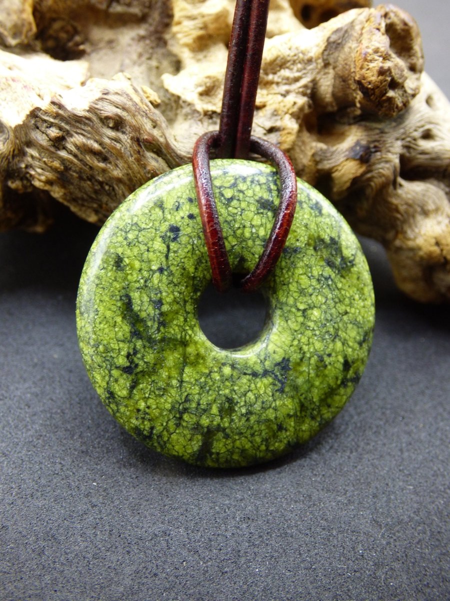 Mamba Stone (Serpentin) 30mm Donut ~ Edelstein Kette ~HIPPIE ~GOA ~Boho ~Tibet ~Ethno ~Nature ~Donut ~Schutzsymbol ~Heilstein - Art of Nature Berlin