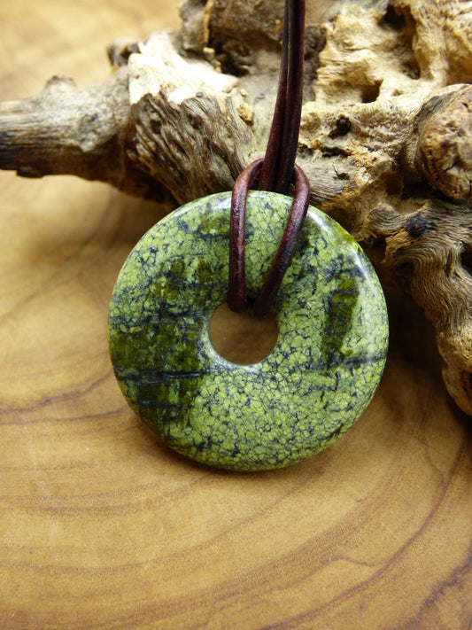 Mamba Stone (Serpentin) 30mm Donut ~ Edelstein Kette ~HIPPIE ~GOA ~Boho ~Tibet ~Ethno ~Nature ~Donut ~Schutzsymbol ~Heilstein - Art of Nature Berlin