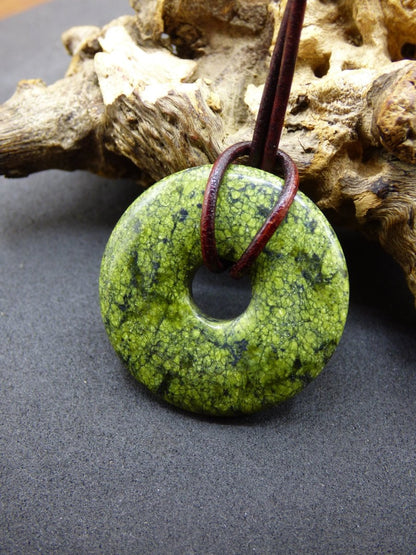 Mamba Stone (Serpentin) 30mm Donut ~ Edelstein Kette ~HIPPIE ~GOA ~Boho ~Tibet ~Ethno ~Nature ~Donut ~Schutzsymbol ~Heilstein - Art of Nature Berlin