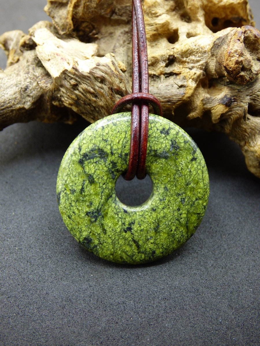 Mamba Stone (Serpentin) 30mm Donut ~ Edelstein Kette ~HIPPIE ~GOA ~Boho ~Tibet ~Ethno ~Nature ~Donut ~Schutzsymbol ~Heilstein - Art of Nature Berlin