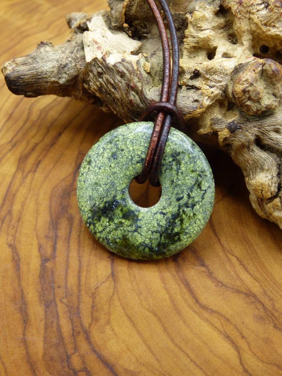 Mamba Stone (Serpentin) 30mm Donut ~ Edelstein Kette ~HIPPIE ~GOA ~Boho ~Tibet ~Ethno ~Nature ~Donut ~Schutzsymbol ~Heilstein - Art of Nature Berlin