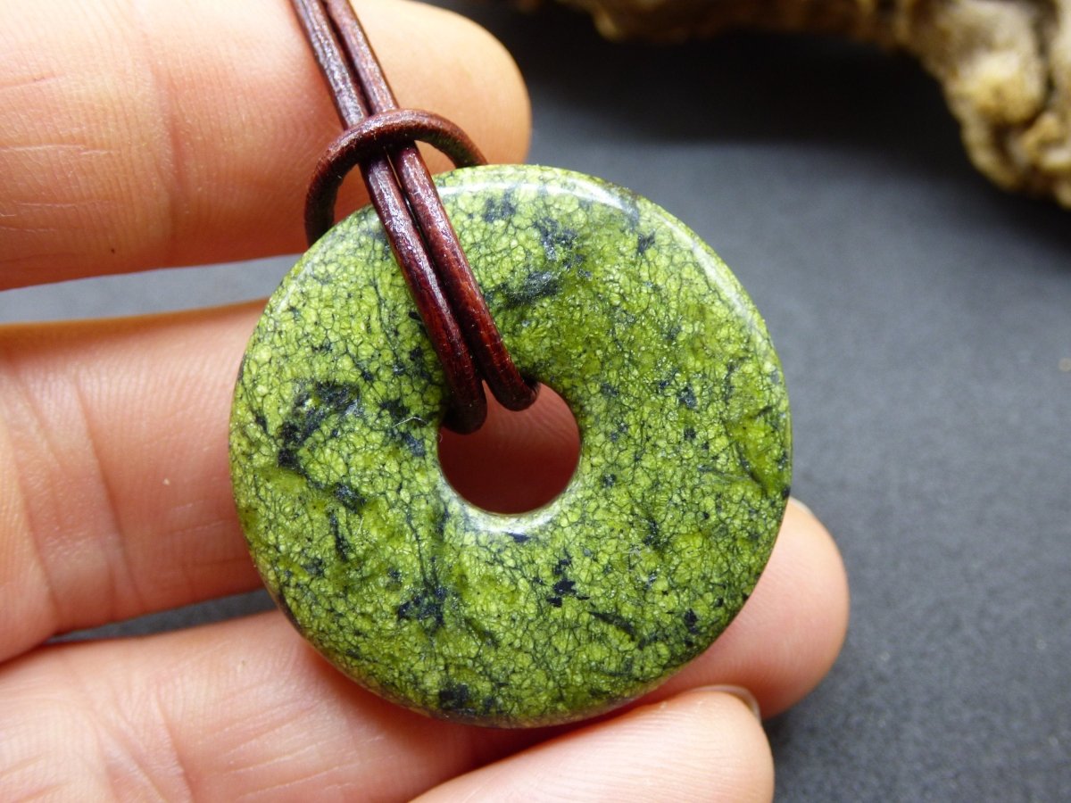 Mamba Stone (Serpentin) 30mm Donut ~ Edelstein Kette ~HIPPIE ~GOA ~Boho ~Tibet ~Ethno ~Nature ~Donut ~Schutzsymbol ~Heilstein - Art of Nature Berlin