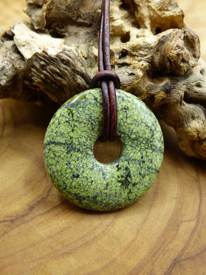 Mamba Stone (Serpentin) 30mm Donut ~ Edelstein Kette ~HIPPIE ~GOA ~Boho ~Tibet ~Ethno ~Nature ~Donut ~Schutzsymbol ~Heilstein - Art of Nature Berlin