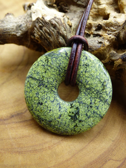 Mamba Stone (Serpentin) 30mm Donut ~ Edelstein Kette ~HIPPIE ~GOA ~Boho ~Tibet ~Ethno ~Nature ~Donut ~Schutzsymbol ~Heilstein - Art of Nature Berlin