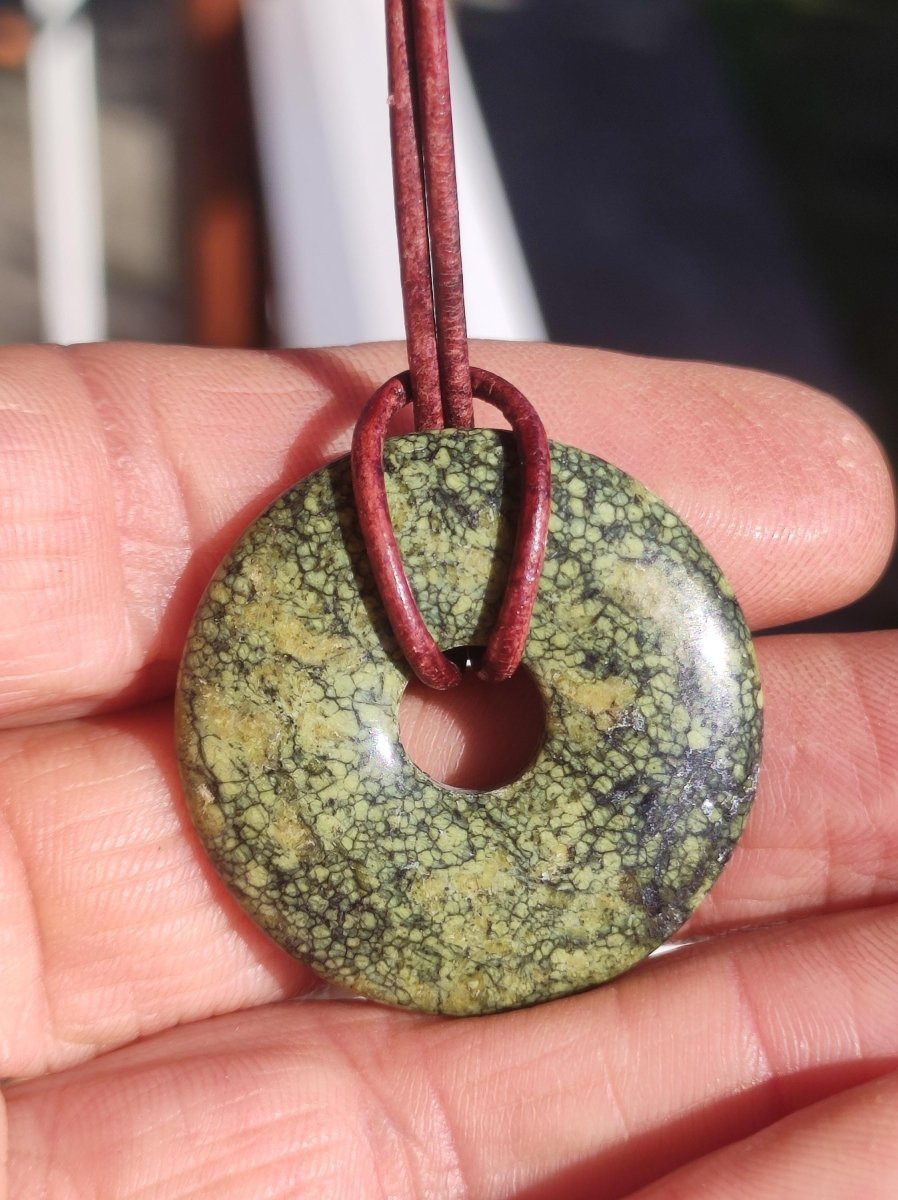 Mamba Stone (Serpentin) 30mm Donut grün Edelstein Kette HIPPIE GOA Boho Tibet Ethno Nature Donut Heilstein Sammler Unikat Mann Frau Geschenk - Art of Nature Berlin