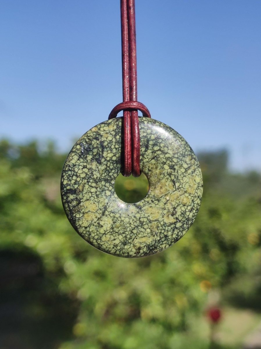 Mamba Stone (Serpentin) 30mm Donut grün Edelstein Kette HIPPIE GOA Boho Tibet Ethno Nature Donut Heilstein Sammler Unikat Mann Frau Geschenk - Art of Nature Berlin