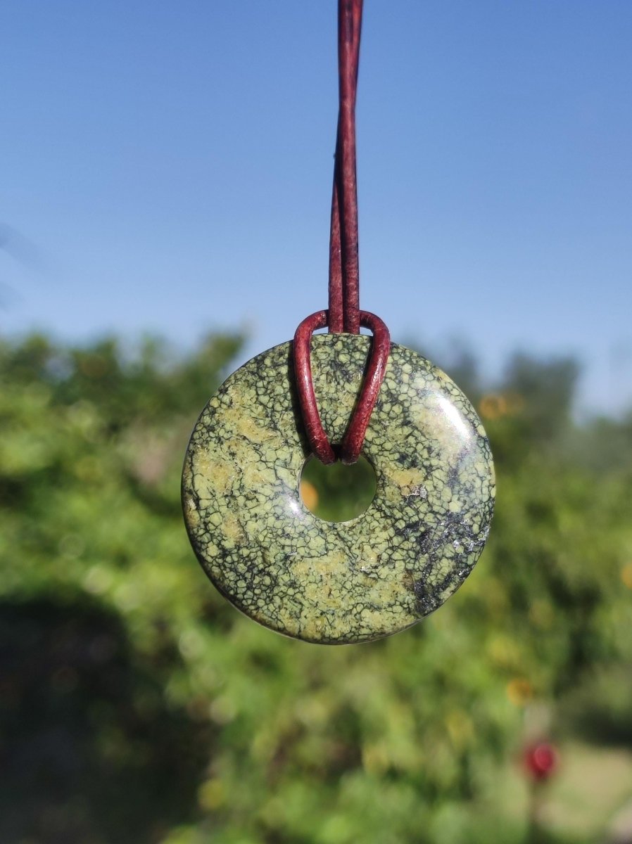 Mamba Stone (Serpentin) 30mm Donut grün Edelstein Kette HIPPIE GOA Boho Tibet Ethno Nature Donut Heilstein Sammler Unikat Mann Frau Geschenk - Art of Nature Berlin
