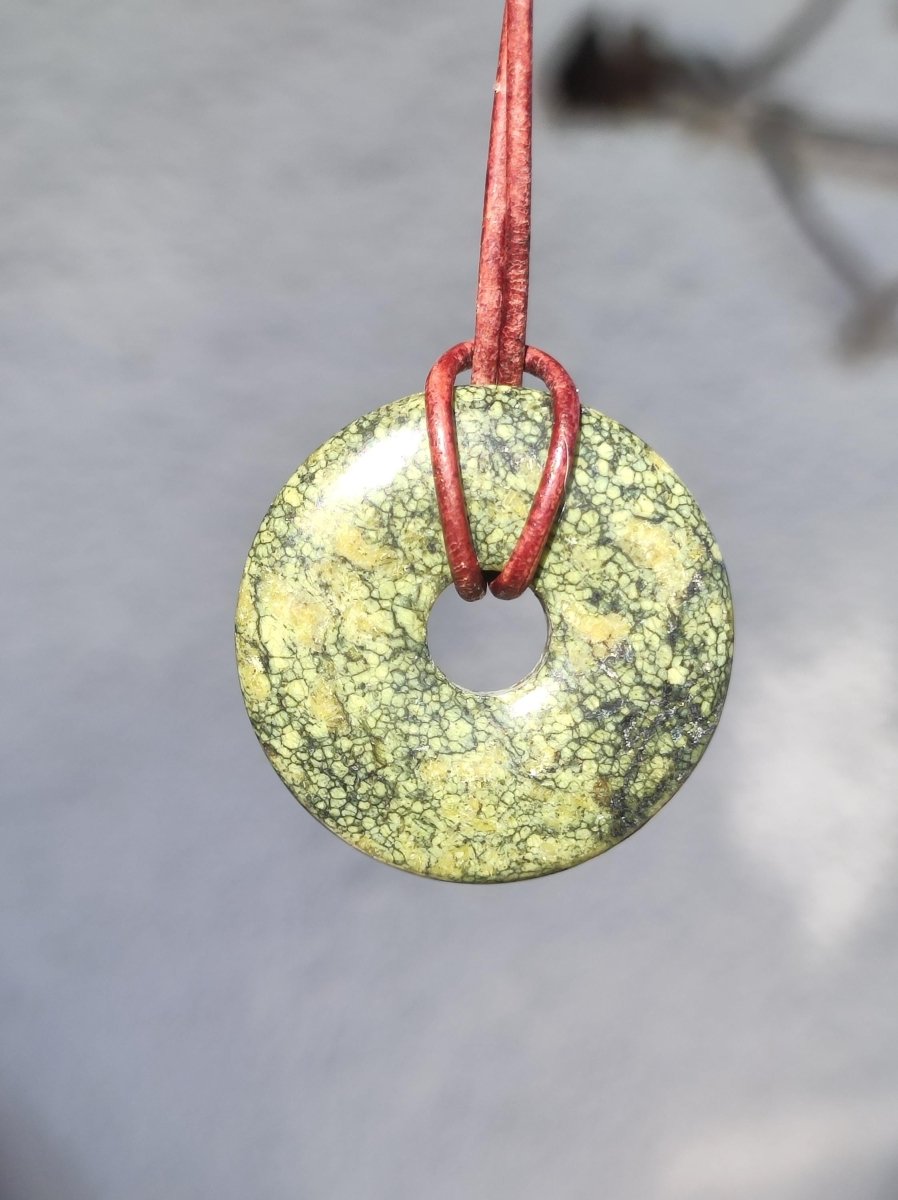 Mamba Stone (Serpentin) 30mm Donut grün Edelstein Kette HIPPIE GOA Boho Tibet Ethno Nature Donut Heilstein Sammler Unikat Mann Frau Geschenk - Art of Nature Berlin