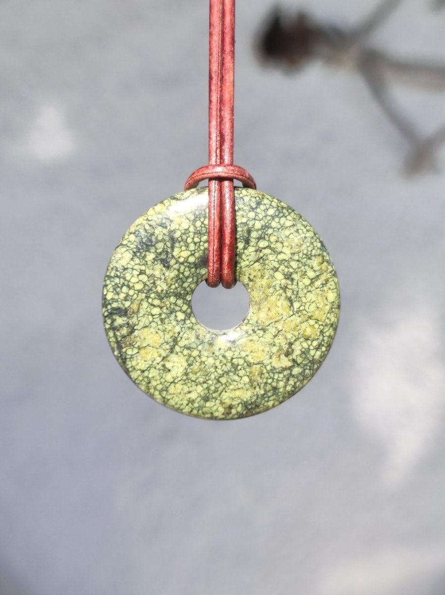 Mamba Stone (Serpentin) 30mm Donut grün Edelstein Kette HIPPIE GOA Boho Tibet Ethno Nature Donut Heilstein Sammler Unikat Mann Frau Geschenk - Art of Nature Berlin